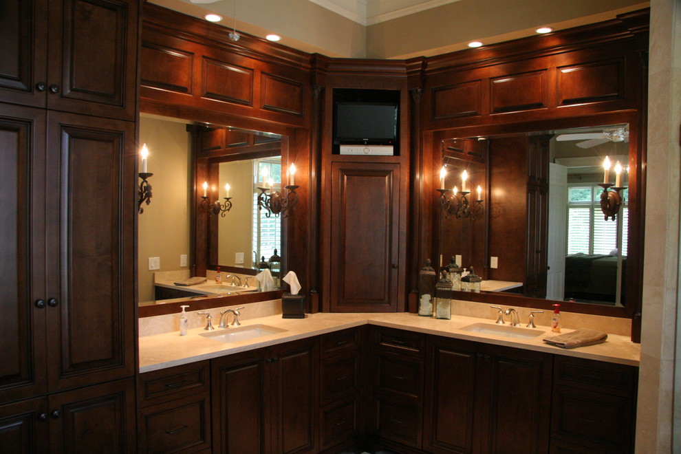 Modelo de cuarto de baño tradicional con puertas de armario de madera en tonos medios y encimera de mármol