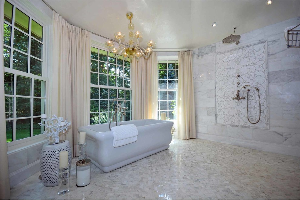 Источник вдохновения для домашнего уюта: большая главная ванная комната в классическом стиле с фасадами островного типа, белыми фасадами, отдельно стоящей ванной, раздельным унитазом, белой плиткой, плиткой мозаикой, бежевыми стенами, монолитной раковиной, мраморной столешницей, душевой комнатой и мраморным полом