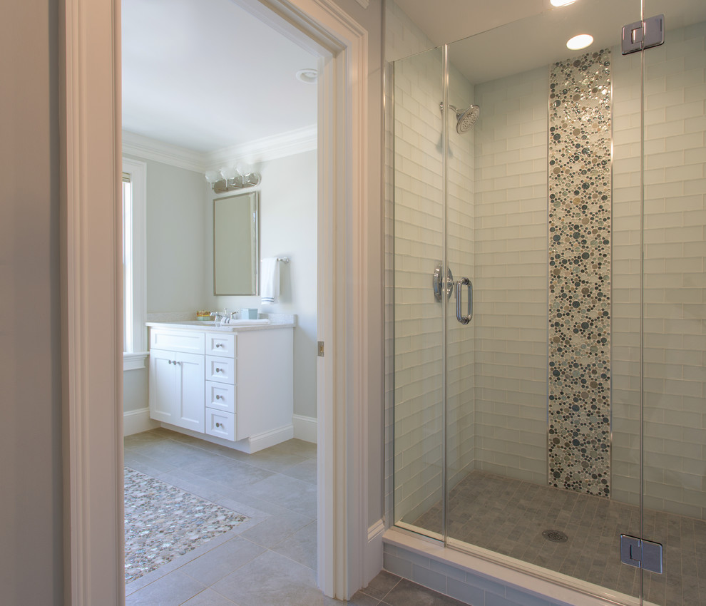 Cette photo montre une salle de bain tendance avec des portes de placard blanches et un carrelage blanc.