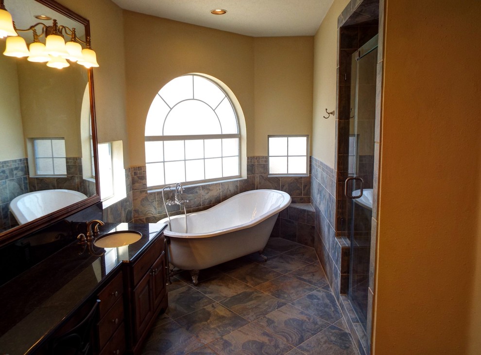 Exempel på ett mellanstort klassiskt svart svart en-suite badrum, med luckor med upphöjd panel, skåp i mörkt trä, ett badkar med tassar, en dusch i en alkov, en toalettstol med separat cisternkåpa, grön kakel, keramikplattor, beige väggar, klinkergolv i keramik, ett undermonterad handfat, granitbänkskiva, grönt golv och dusch med gångjärnsdörr