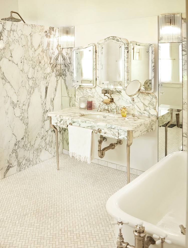 Modelo de cuarto de baño principal bohemio grande con lavabo con pedestal, encimera de mármol, bañera exenta, ducha abierta, sanitario de dos piezas, paredes blancas y suelo de mármol