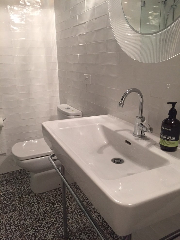 Immagine di una piccola stanza da bagno chic con piastrelle in ceramica, pareti bianche e pavimento con piastrelle in ceramica