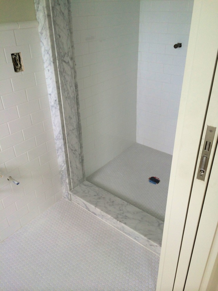 Kleines Modernes Badezimmer mit Duschnische, weißen Fliesen und Keramikfliesen in Providence