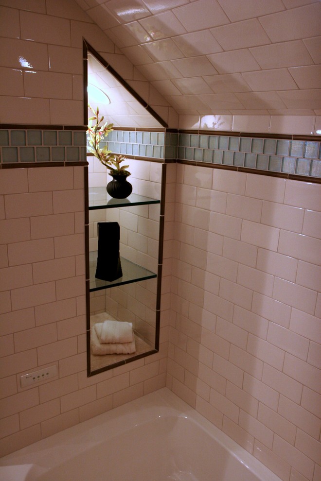 Esempio di una stanza da bagno chic di medie dimensioni con piastrelle bianche, piastrelle in ceramica e pavimento con piastrelle in ceramica