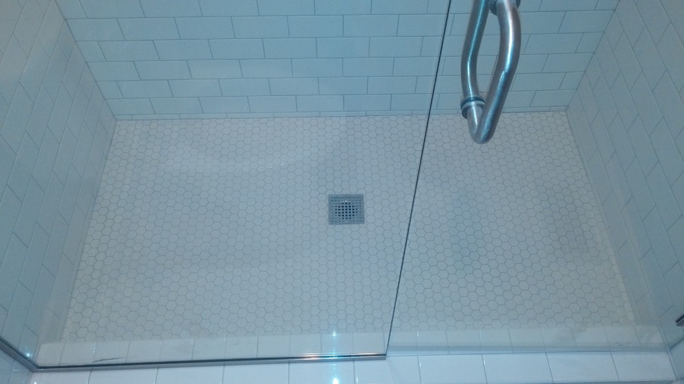 Foto de cuarto de baño clásico de tamaño medio con baldosas y/o azulejos blancos, baldosas y/o azulejos en mosaico, suelo con mosaicos de baldosas y aseo y ducha