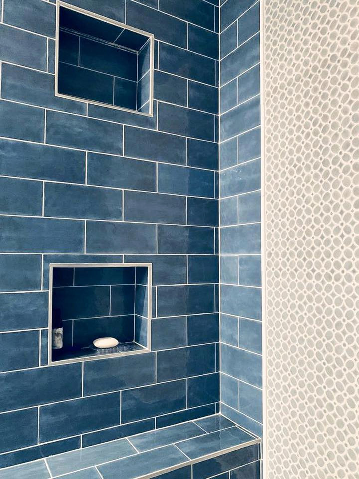 На фото: маленькая главная ванная комната в стиле модернизм с душем в нише, синей плиткой, керамической плиткой и душем с распашными дверями для на участке и в саду с