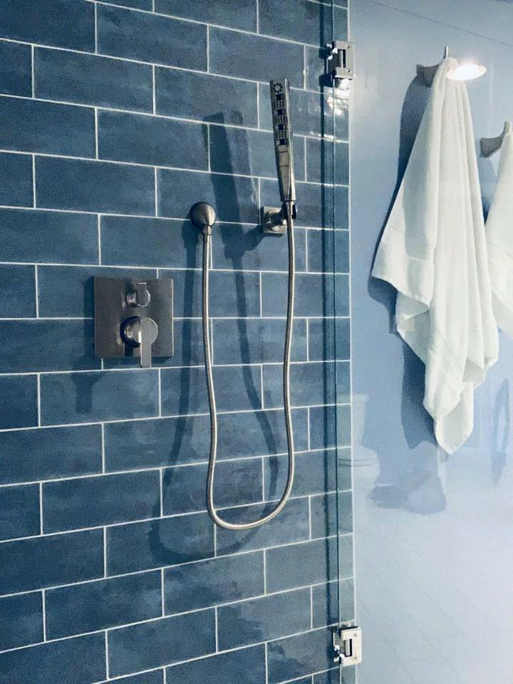 Modelo de cuarto de baño principal moderno pequeño con ducha empotrada, baldosas y/o azulejos azules, baldosas y/o azulejos de cerámica y ducha con puerta con bisagras