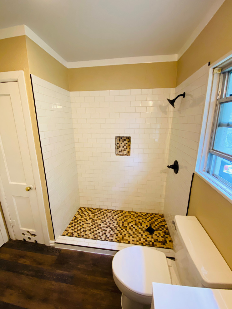 Inspiration för små vitt en-suite badrum, med vita skåp, en öppen dusch, vit kakel, keramikplattor, vinylgolv, bänkskiva i akrylsten och brunt golv