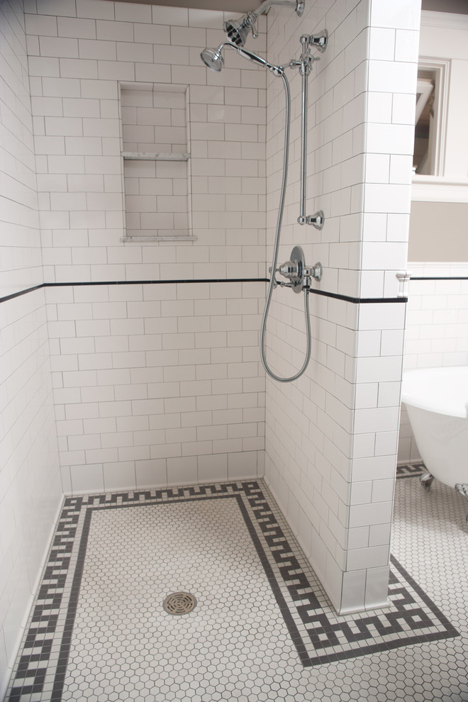 Стильный дизайн: большая главная ванная комната в классическом стиле с плиткой кабанчик, ванной на ножках, угловым душем, раздельным унитазом, белой плиткой, серыми стенами, полом из мозаичной плитки, раковиной с пьедесталом, белым полом и открытым душем - последний тренд