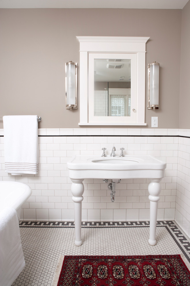 Klassisk inredning av ett stort en-suite badrum, med ett badkar med tassar, en hörndusch, en toalettstol med separat cisternkåpa, vit kakel, tunnelbanekakel, grå väggar, mosaikgolv, ett piedestal handfat, vitt golv och med dusch som är öppen