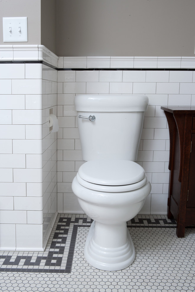 Diseño de cuarto de baño principal clásico grande con sanitario de dos piezas, paredes grises, suelo con mosaicos de baldosas, suelo blanco, bañera con patas, ducha esquinera, baldosas y/o azulejos blancos, baldosas y/o azulejos de cemento, lavabo con pedestal y ducha abierta