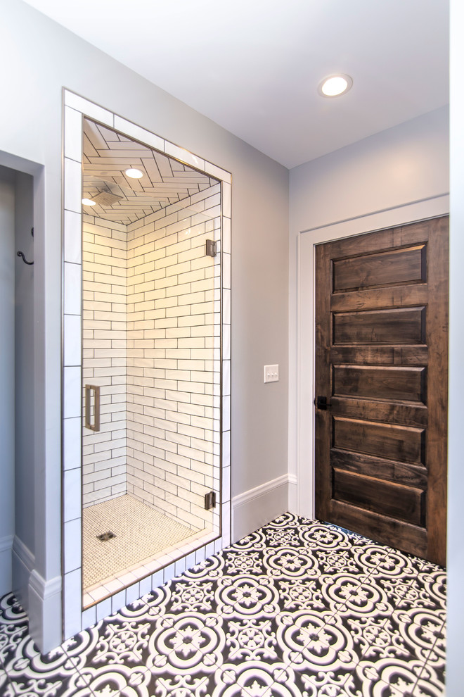На фото: большая ванная комната в стиле лофт с зелеными фасадами, угловым душем, серой плиткой, плиткой кабанчик, серыми стенами, полом из керамической плитки, настольной раковиной и душем с распашными дверями с