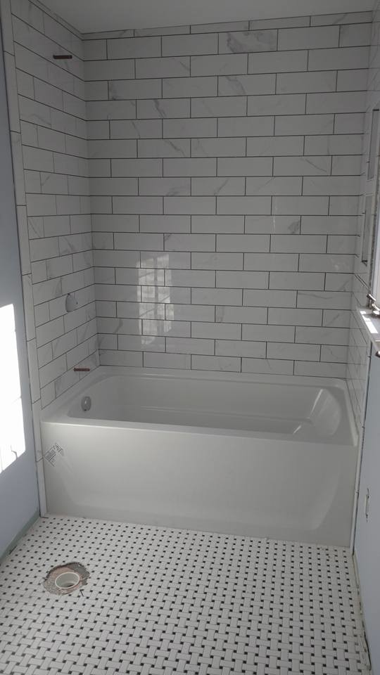 Inspiration för ett litet vintage badrum med dusch, med ett badkar i en alkov, en dusch/badkar-kombination, grå kakel, vit kakel, tunnelbanekakel, blå väggar och linoleumgolv