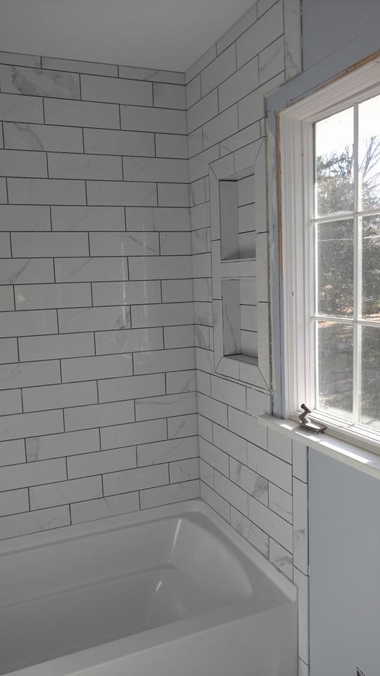 Inspiration för små klassiska badrum med dusch, med ett badkar i en alkov, en dusch/badkar-kombination, grå kakel, vit kakel, tunnelbanekakel, blå väggar och linoleumgolv