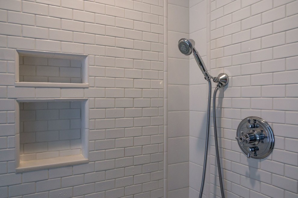 Idéer för stora vintage badrum, med en hörndusch, vit kakel, tunnelbanekakel, mellanmörkt trägolv, brunt golv och dusch med gångjärnsdörr