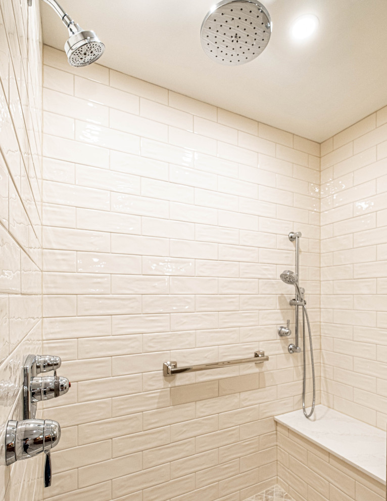 Klassisk inredning av ett mellanstort vit vitt en-suite badrum, med skåp i shakerstil, skåp i mellenmörkt trä, en dusch i en alkov, en toalettstol med separat cisternkåpa, vit kakel, ett undermonterad handfat, bänkskiva i kvarts och dusch med skjutdörr