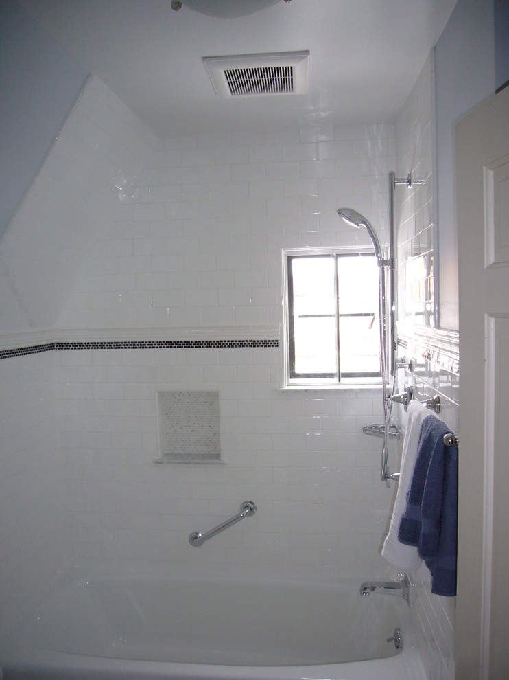 Esempio di una stanza da bagno con doccia tradizionale di medie dimensioni con ante di vetro, ante bianche, vasca da incasso, vasca/doccia, WC a due pezzi, piastrelle bianche, piastrelle diamantate, pareti blu, pavimento in marmo e lavabo a colonna
