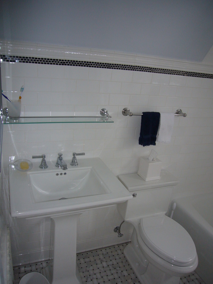 Idées déco pour une salle d'eau classique de taille moyenne avec une baignoire posée, WC séparés, un carrelage blanc, un carrelage métro, un mur bleu, un sol en marbre et un lavabo de ferme.
