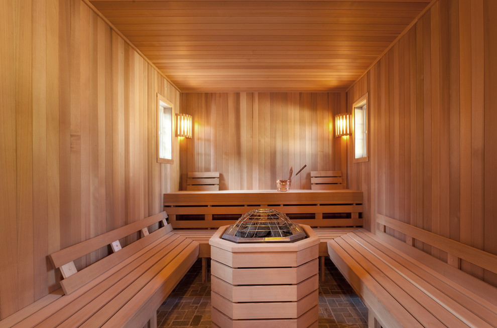 Diseño de sauna marinera extra grande con paredes beige, suelo de pizarra y suelo marrón