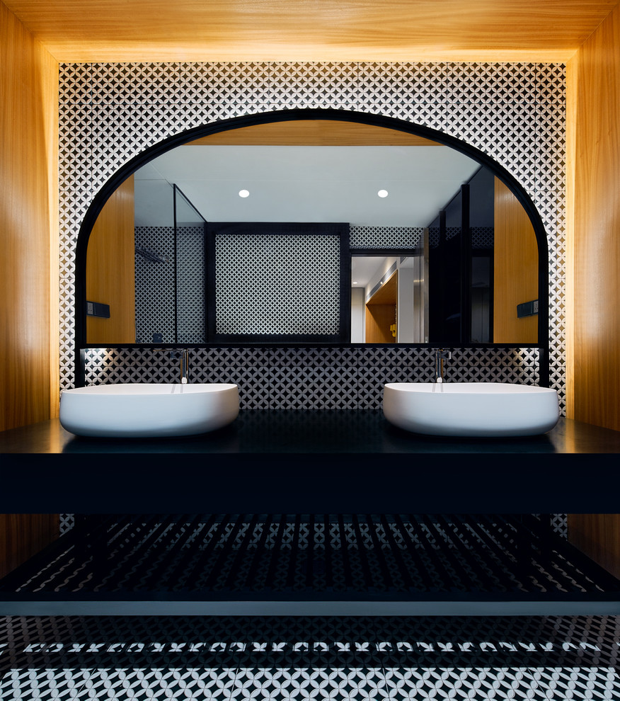 Example of an eclectic bathroom design in Bengaluru
