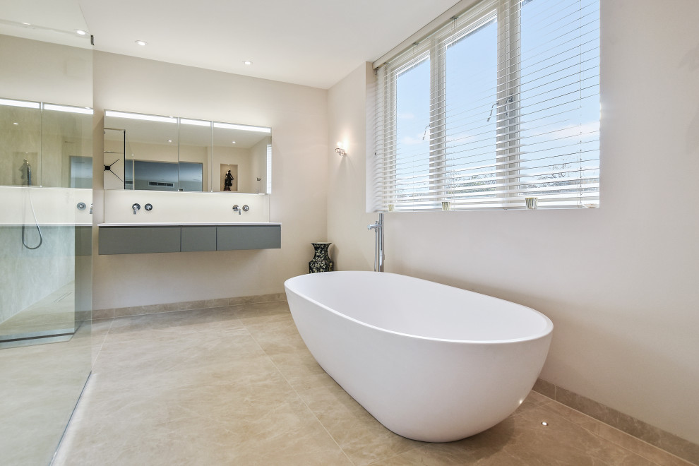Großes Modernes Badezimmer En Suite mit flächenbündigen Schrankfronten, freistehender Badewanne, offener Dusche, Wandtoilette und schwebendem Waschtisch in London
