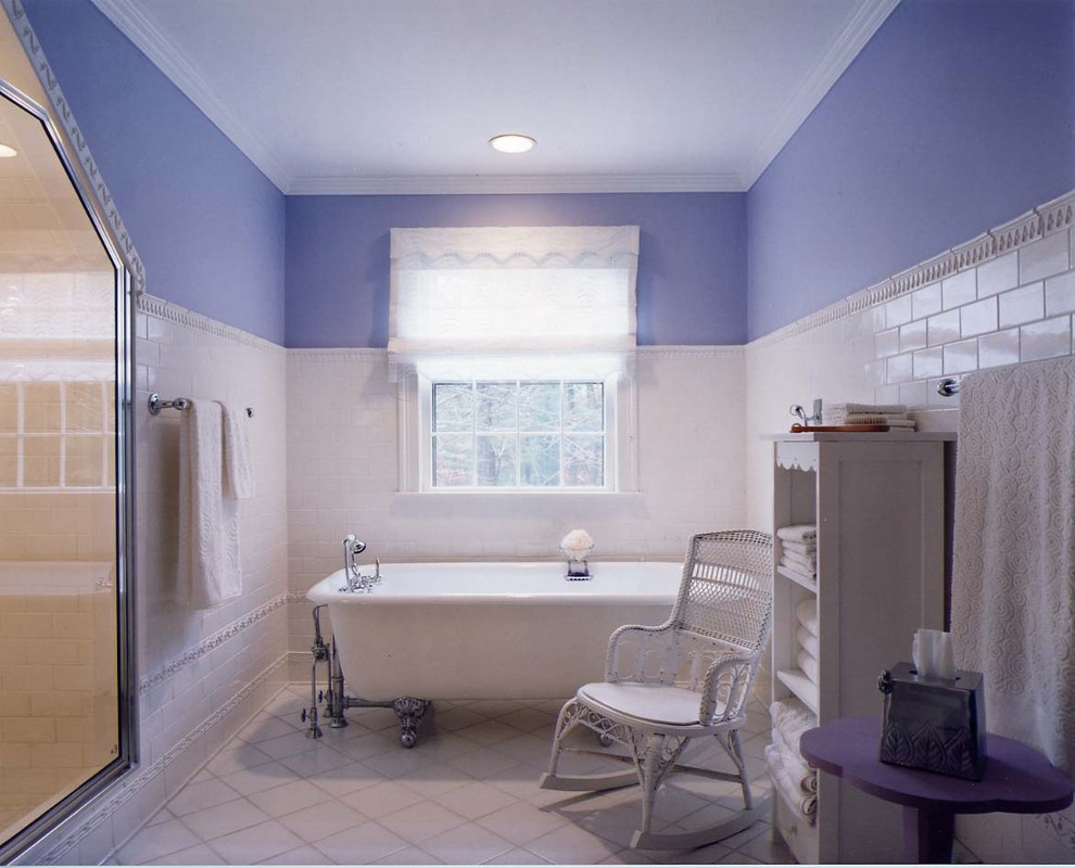 Идея дизайна: ванная комната в классическом стиле с ванной на ножках и плиткой кабанчик