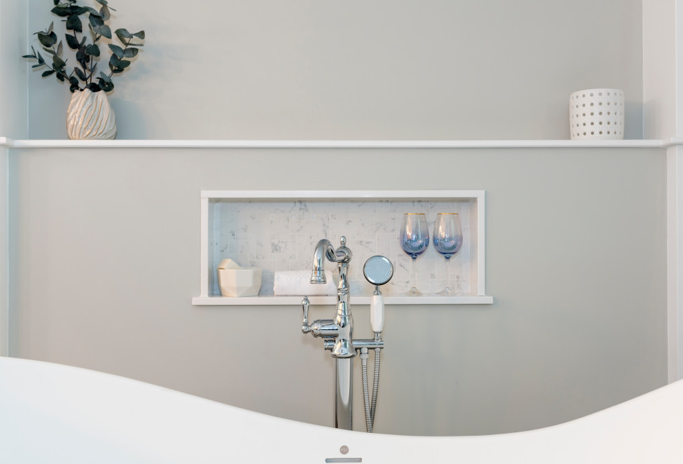 Idéer för stora funkis en-suite badrum, med ett fristående badkar, en hörndusch, grå väggar, klinkergolv i keramik, marmorbänkskiva, brunt golv och dusch med gångjärnsdörr