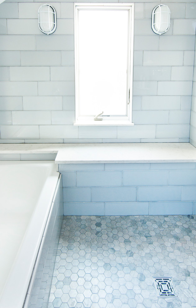 Inspiration för ett stort funkis vit vitt en-suite badrum, med släta luckor, skåp i mellenmörkt trä, ett badkar i en alkov, en öppen dusch, en toalettstol med hel cisternkåpa, vit kakel, glaskakel, vita väggar, klinkergolv i keramik, ett avlångt handfat, marmorbänkskiva, grått golv och med dusch som är öppen