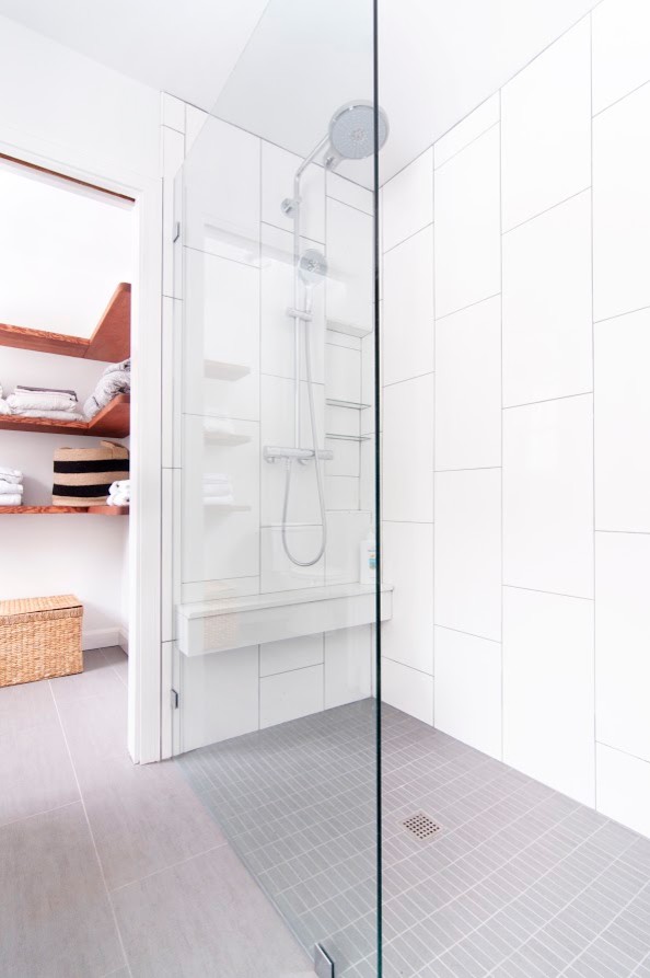 Modern inredning av ett stort en-suite badrum, med luckor med infälld panel, grå skåp, en öppen dusch, vit kakel, keramikplattor, vita väggar, klinkergolv i keramik, ett undermonterad handfat, bänkskiva i akrylsten, grått golv och med dusch som är öppen
