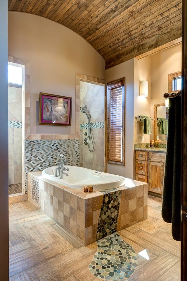 Réalisation d'une grande salle de bain principale chalet en bois clair avec un placard à porte shaker, une baignoire posée, une douche double, un carrelage multicolore, mosaïque, un mur beige, un sol en vinyl, un lavabo encastré, un plan de toilette en granite, un sol beige et aucune cabine.