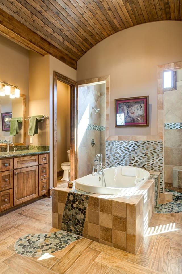Inredning av ett rustikt stort en-suite badrum, med skåp i shakerstil, skåp i ljust trä, ett platsbyggt badkar, en dubbeldusch, flerfärgad kakel, mosaik, beige väggar, ljust trägolv, ett undermonterad handfat, granitbänkskiva, beiget golv och med dusch som är öppen