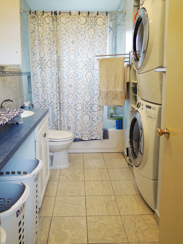 Источник вдохновения для домашнего уюта: ванная комната среднего размера в классическом стиле с плоскими фасадами, белыми фасадами, белыми стенами и полом из винила