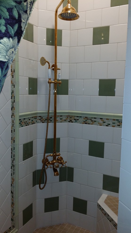 Klassisk inredning av ett badrum med dusch, med en hörndusch, flerfärgad kakel och klinkergolv i porslin