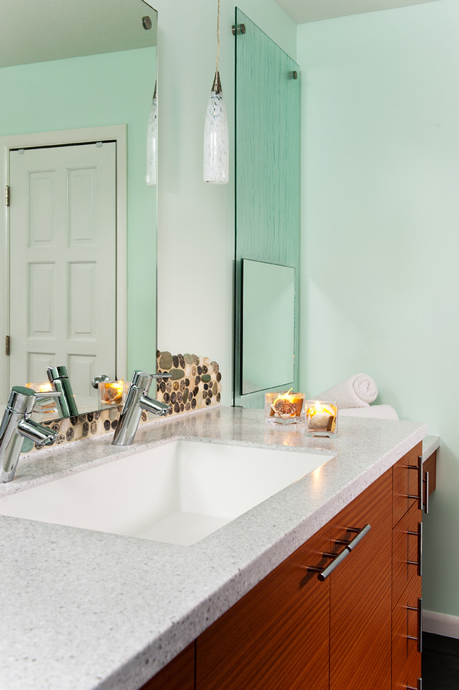 カンザスシティにあるコンテンポラリースタイルのおしゃれな浴室 (横長型シンク、フラットパネル扉のキャビネット、中間色木目調キャビネット) の写真