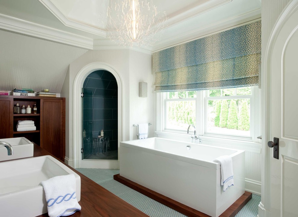 Réalisation d'une très grande salle de bain principale design avec un carrelage blanc, des carreaux de céramique, un mur gris, un sol en carrelage de céramique, un lavabo intégré et un plan de toilette en marbre.