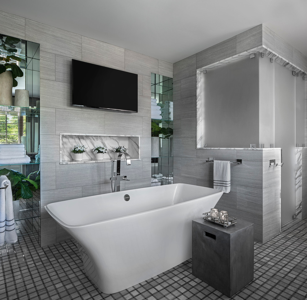 Ejemplo de cuarto de baño principal clásico renovado con bañera exenta, baldosas y/o azulejos grises, baldosas y/o azulejos en mosaico, paredes grises y suelo con mosaicos de baldosas