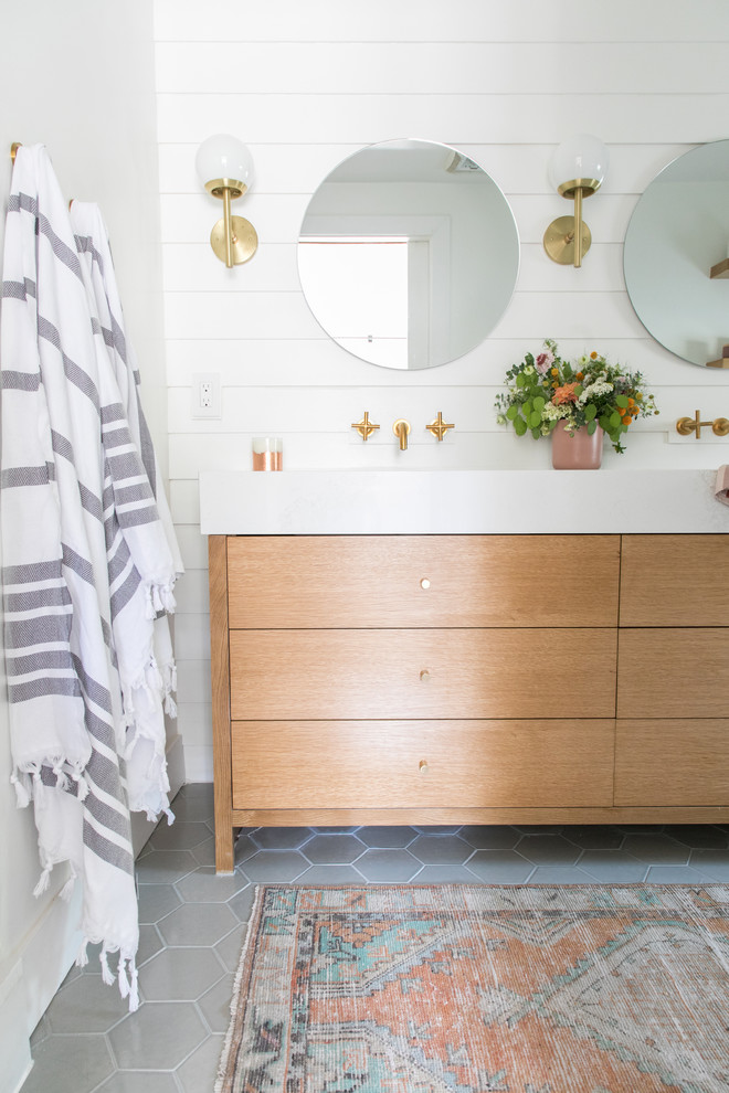サンフランシスコにあるトランジショナルスタイルのおしゃれな浴室 (白いタイル、セラミックタイル、白い壁、セラミックタイルの床、グレーの床) の写真