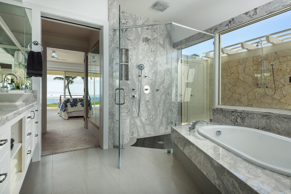 Стильный дизайн: главная ванная комната в морском стиле с белыми фасадами, накладной ванной, душем без бортиков, полом из керамогранита, настольной раковиной, серым полом и душем с распашными дверями - последний тренд