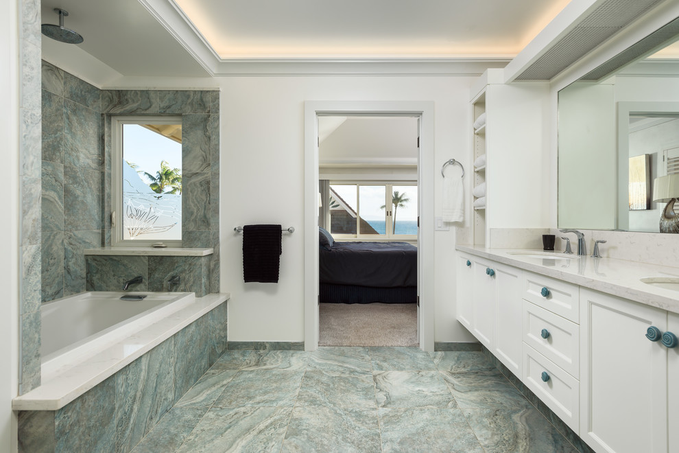 Пример оригинального дизайна: ванная комната в морском стиле с фасадами в стиле шейкер, белыми фасадами, ванной в нише, душем в нише, синей плиткой, керамогранитной плиткой, полом из керамогранита, настольной раковиной, серым полом и душем с распашными дверями
