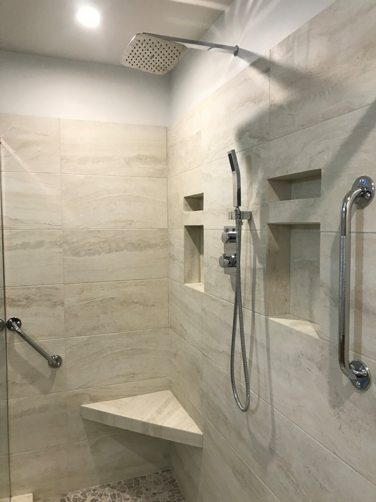 Ejemplo de cuarto de baño principal clásico renovado grande con ducha esquinera, baldosas y/o azulejos beige, baldosas y/o azulejos de cerámica, paredes beige y ducha abierta