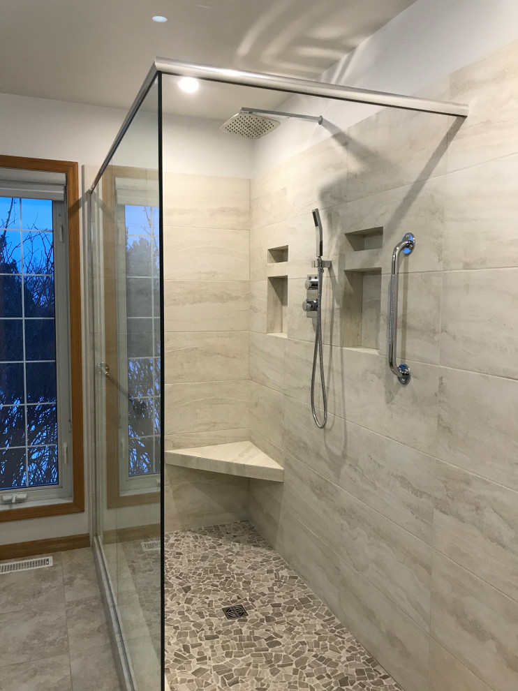 Идея дизайна: большая главная ванная комната в стиле неоклассика (современная классика) с угловым душем, бежевой плиткой, керамической плиткой, бежевыми стенами, розовым полом и открытым душем