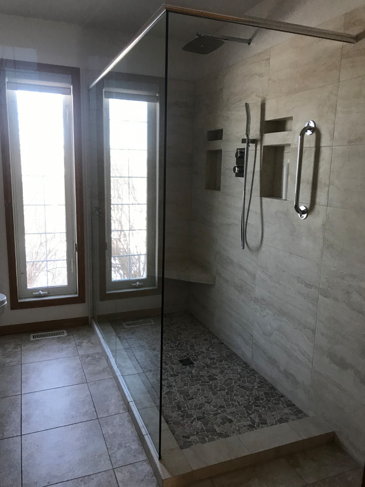 Idée de décoration pour une grande salle de bain principale tradition avec une douche d'angle, un carrelage beige, des carreaux de céramique, un mur beige, un sol rose et aucune cabine.