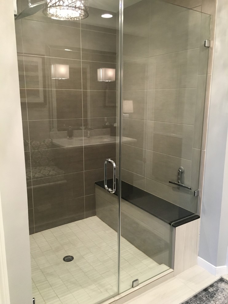 Inspiration för mellanstora moderna en-suite badrum, med luckor med infälld panel, skåp i mörkt trä, en dusch i en alkov, grå väggar, marmorgolv, ett undermonterad handfat och marmorbänkskiva