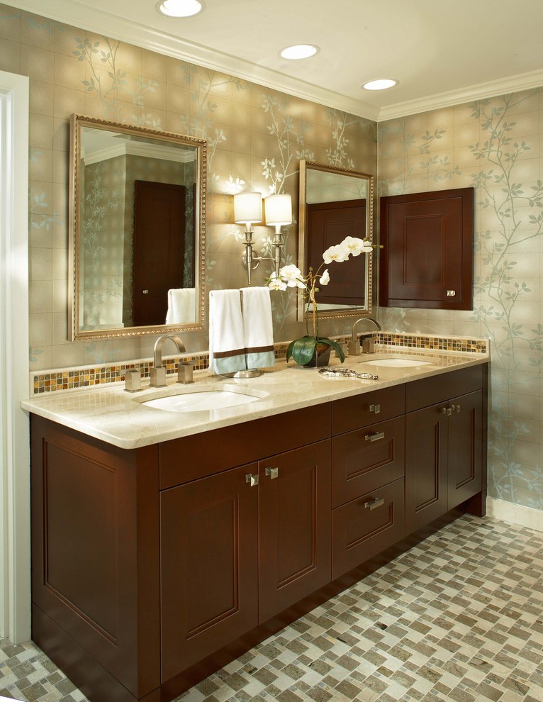 Esempio di una stanza da bagno design con lavabo sottopiano, ante con riquadro incassato, ante in legno bruno, top in granito, doccia alcova, piastrelle multicolore e piastrelle in pietra