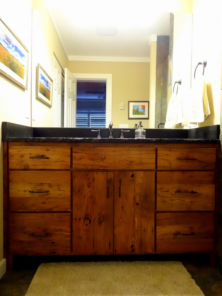 Inspiration pour une petite salle de bain chalet en bois brun avec un lavabo encastré, un placard à porte plane, un plan de toilette en granite, WC séparés, un carrelage multicolore, des carreaux de céramique, un mur beige et un sol en carrelage de céramique.
