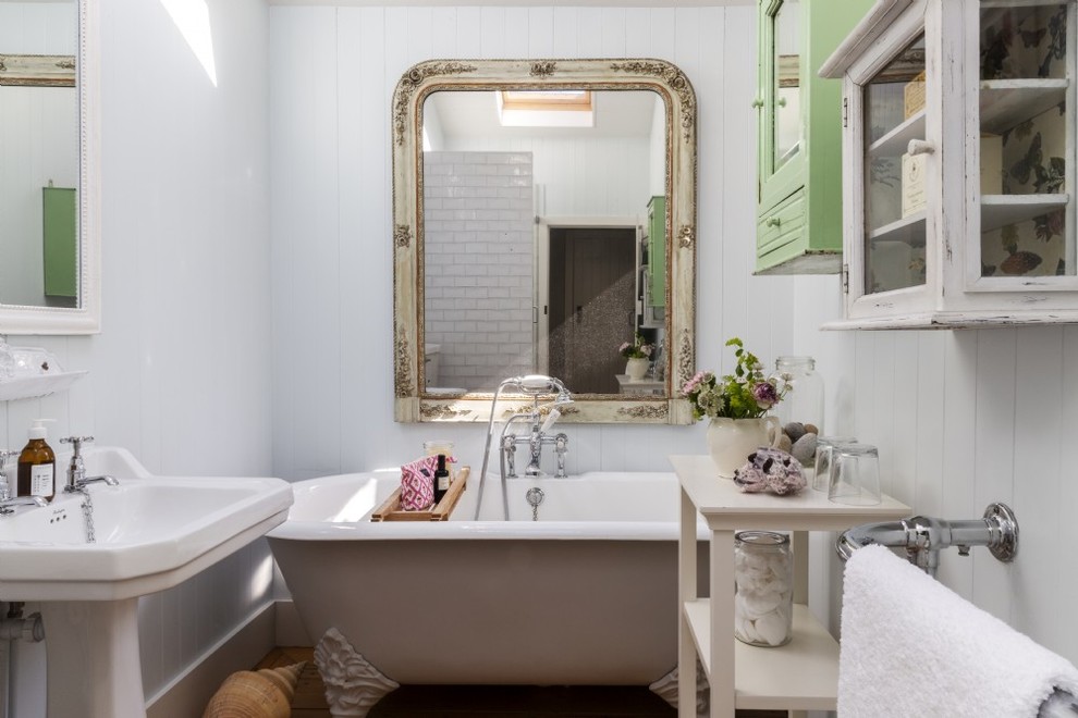 На фото: маленькая ванная комната в стиле шебби-шик с стеклянными фасадами, зелеными фасадами, ванной на ножках, белыми стенами и раковиной с пьедесталом для на участке и в саду с