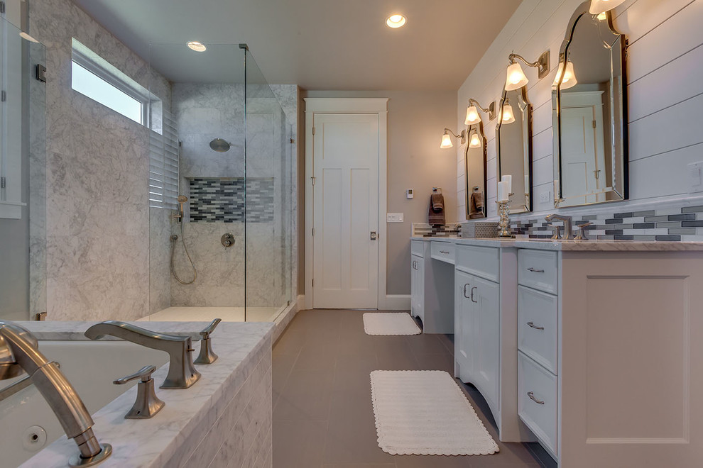 На фото: большая главная ванная комната в современном стиле с мраморной столешницей, полновстраиваемой ванной и серыми стенами с