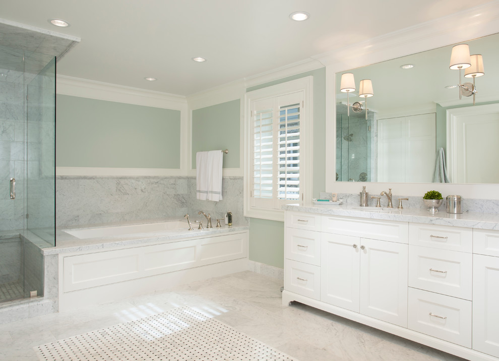 Идея дизайна: большая главная ванная комната в классическом стиле с врезной раковиной, фасадами в стиле шейкер, белыми фасадами, мраморной столешницей, накладной ванной, белой плиткой, каменной плиткой, зелеными стенами и мраморным полом
