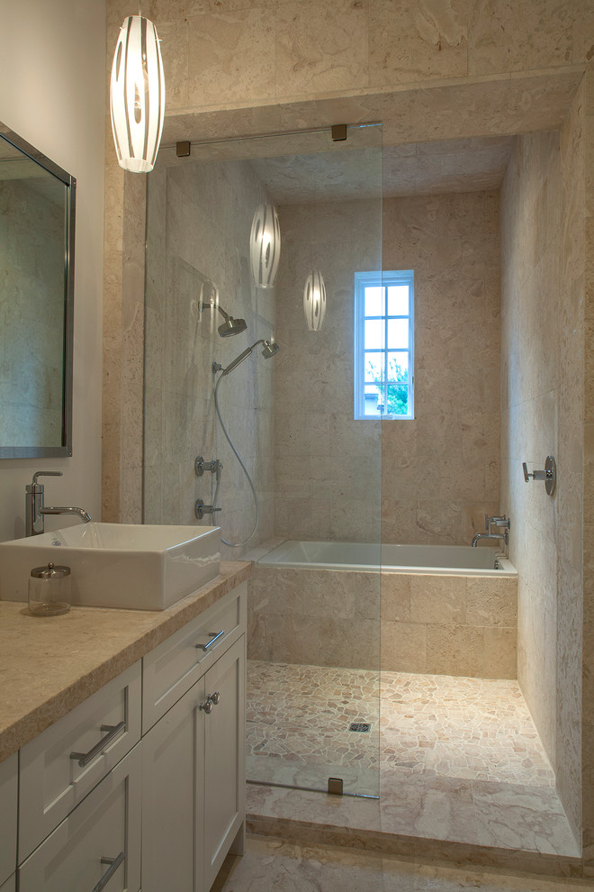 Пример оригинального дизайна: ванная комната среднего размера в классическом стиле с фасадами в стиле шейкер, белыми фасадами, ванной в нише, душем в нише, унитазом-моноблоком, бежевой плиткой, плиткой из травертина, белыми стенами, душевой кабиной, врезной раковиной, столешницей из бетона, душем с распашными дверями, полом из травертина и бежевым полом