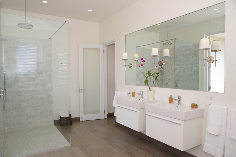 Foto di una stanza da bagno contemporanea con lavabo integrato, ante lisce, ante bianche, doccia alcova e piastrelle bianche